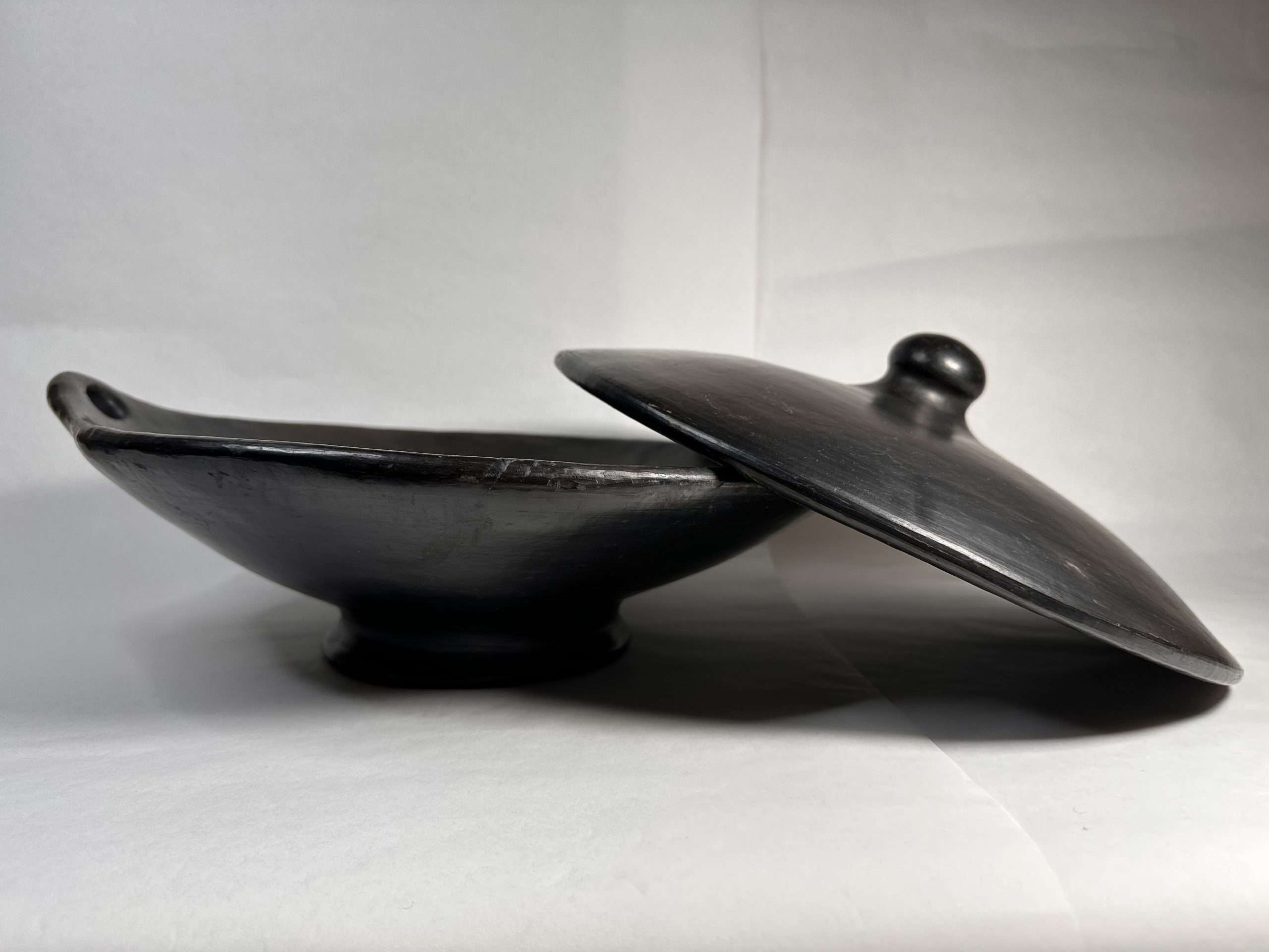 Pentola Rustica in Argilla con coperchio ergonomico La Chamba Artigianato colombiano